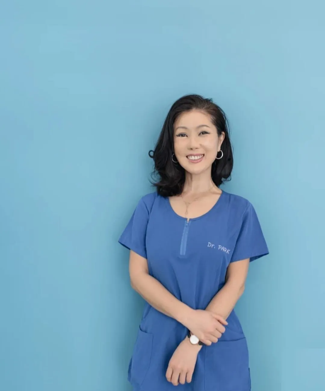 Porträt von Dre Won Jeong Veronica Park in Arbeitskleidung in der Praxis.